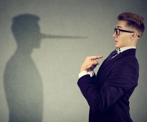 Z ust tego znaku zodiaku padają same kłamstwa. Oszukuje jak najęty nawet swoją żonę i przyjaciół. Pod żadnym pozorem mu nie ufaj. Cechy znaku zodiaku 