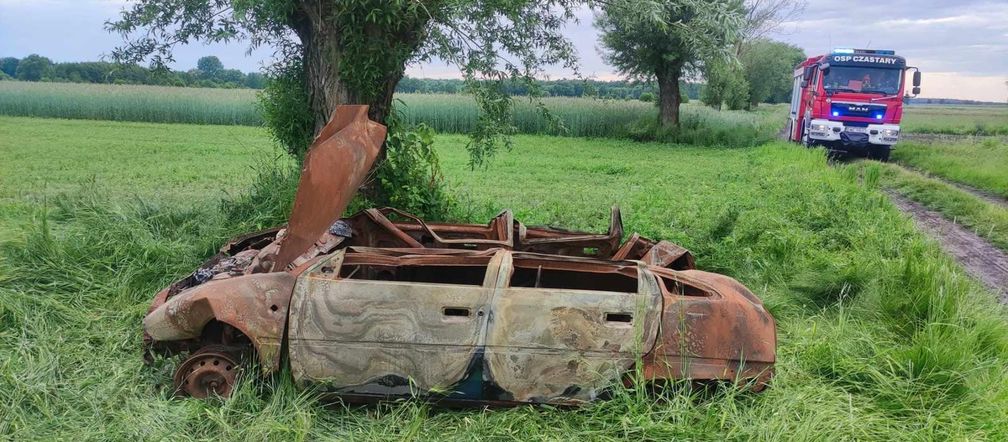 Spalony wrak samochodu zawisł na drzewie. Niecodzienna interwencja w Radostowie