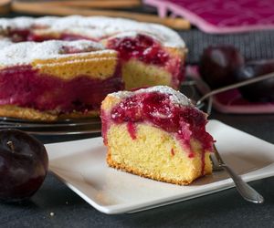 Keto babka ze śliwkami. Fit przepis w kilku banalnych krokach