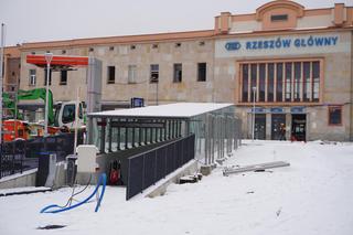 Nowy plac przed dworcem prawie gotowy. Kiedy zostanie otwarty?