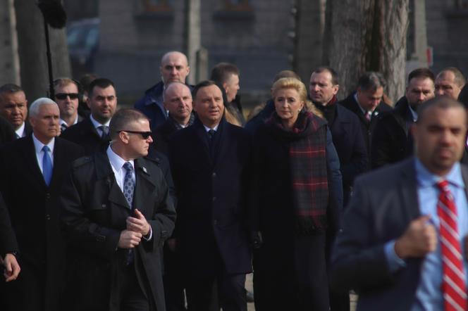 Śmigłowiec Black Hawk nad Krakowem i dziesiątki radiowozów na ulicach. Co się stało?