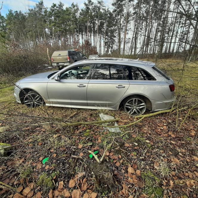 Porzucone auto w lesie było pozbawione m.in. opon