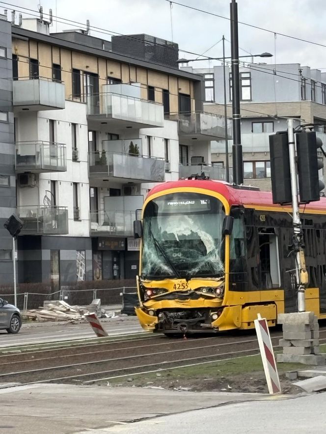 Zderzenie dwóch tramwajów w Warszawie. Wiele osób rannych