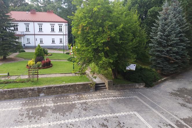 Zakończył się remont podwórka przy Zespole Szkół w Marcinkowicach 