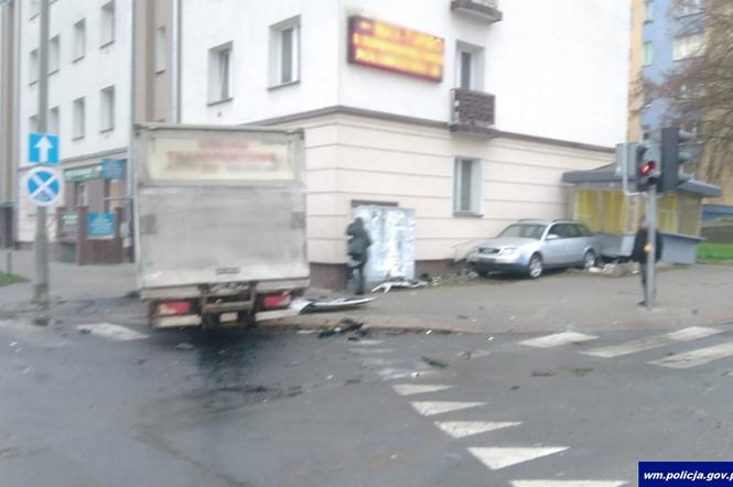 Zderzenie dwóch aut na skrzyżowaniu ulic Dworcowej i Kołobrzeskiej w Olsztynie