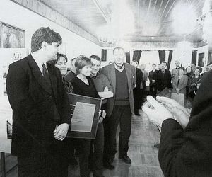 Bydgoszcz: Architekt Włodzimierz Mucha odbiera nagrodę z rąk prezydenta miasta Romana Jasiakiewicza; na drugim planie Andrzej Bulanda, Mariusz Korytkowski, Marta Busłowicz, Anna Albiniak