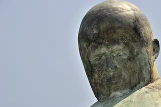 Rzym: Pomnik papieża Jana Pawła II podzielił świat ZDJĘCIA