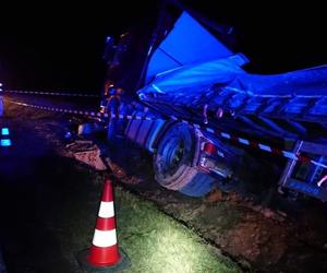 Wypadek TIRa na DK 78 w Chlewicach. Kierowca zasnął