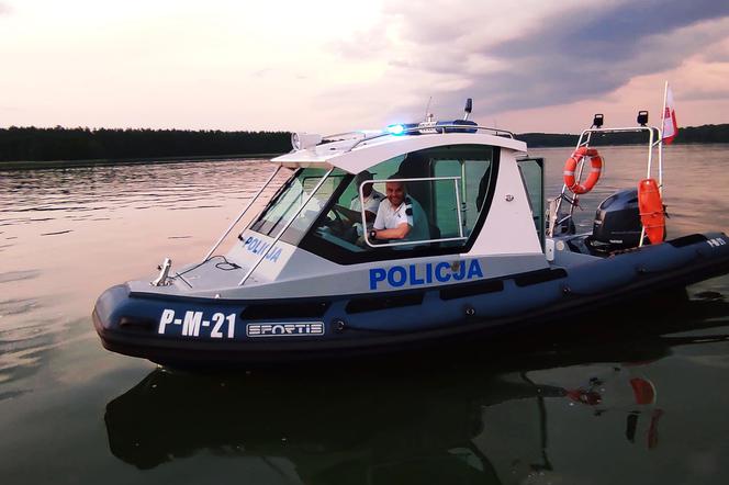 Turyści wywróceni na jeziorze przez falę. Ratował ich patrol wodny 