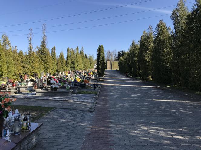 Ten cmentarz na Śląsku jest otwarty. Mieszkańcy odwiedzają groby bliskich