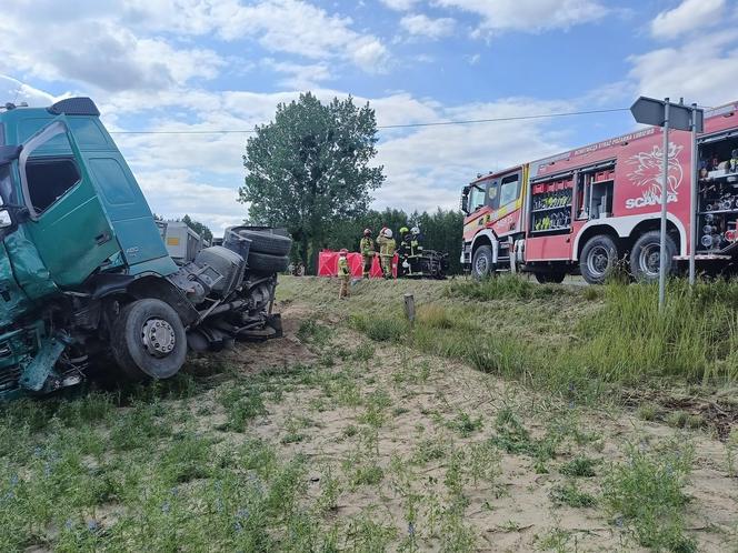 Fatalne skutki wyprzedzania! Uderzone auto stanęło w płomieniach. Zginęła jedna osoba