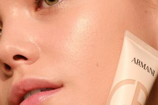 Letni makijaż pełen słońca. Blask golden hour o każdej godzinie