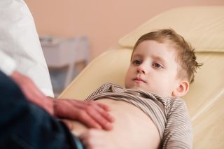 Rozejście kresy białej to nie tylko problem kobiet po ciąży. Oto jak może wyglądać u dziecka