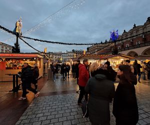 Oscypki, hot-dogi z kiełbasą i wiele innych. Sprawdziliśmy, co i za ile można zjeść na Jarmarku Bożonarodzeniowym w Krakowie [GALERIA]