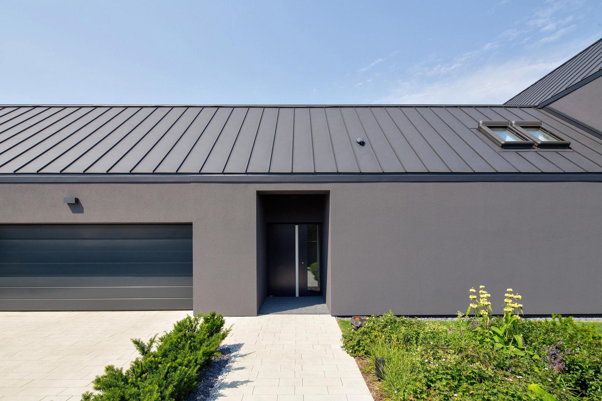 Szary dom w Świerczyńcu koło Tychów