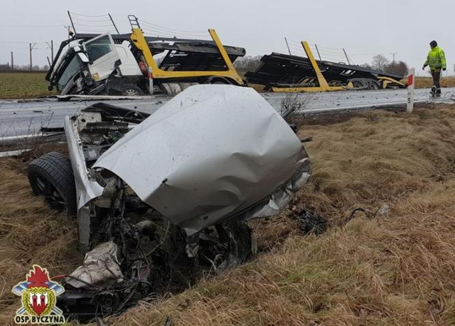 Wyleciał z drogi na łuku. Samochód rozerwało na dwie części. Wszystko się nagrało