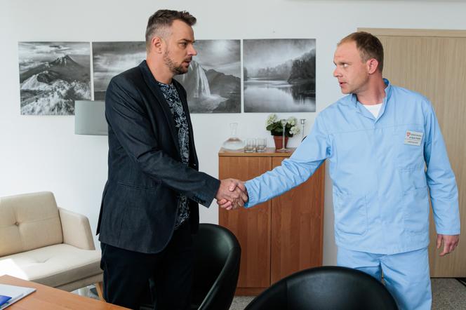 Na Wspólnej odc. 3500. Kamil (Kazimierz Mazur), mąż pacjentki (Bartłomiej Zobek)