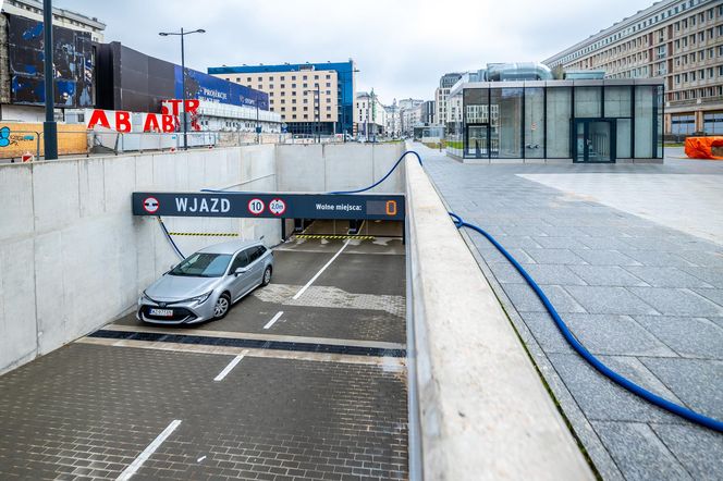 Parking podziemny pod placem Powstańców Warszawy w Warszawie