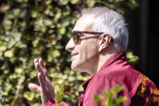 Tak Paweł Orleański całuje nieżonę!