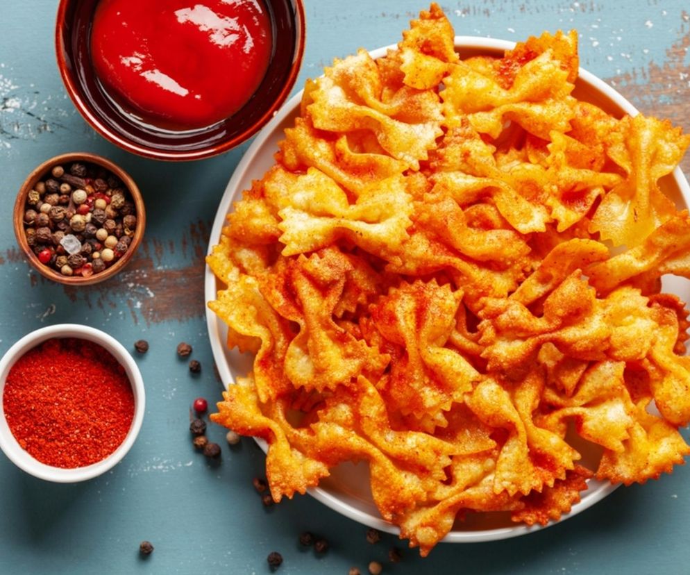 Makaronowe chrupki z air fryera. Przygotujemy je w kilka minut