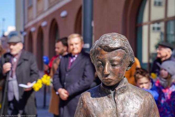 Pomnik młodego Ludwika Zamenhofa stanął przy Rynku Kościuszki w Białymstoku [ZDJĘCIA]