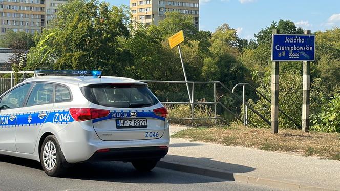 Utonął podczas próby przepłynięcia Jeziorka Czerniakowskiego. Po tragicznej śmierci służby szukają kolejnej osoby