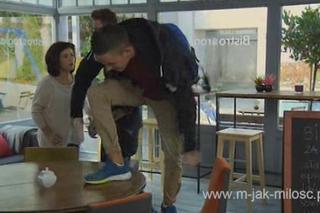 M jak miłość odc. 1192. Kinga (Katarzyna Cichopek) i narkomani w bistro