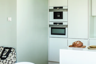 Nowoczesna biała kuchnia. Styl minimalistyczny i drewno