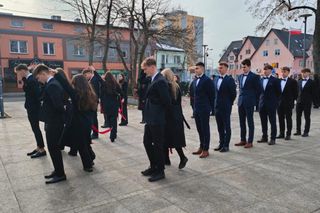 Licealiści zatańczyli poloneza w centrum Bełchatowa