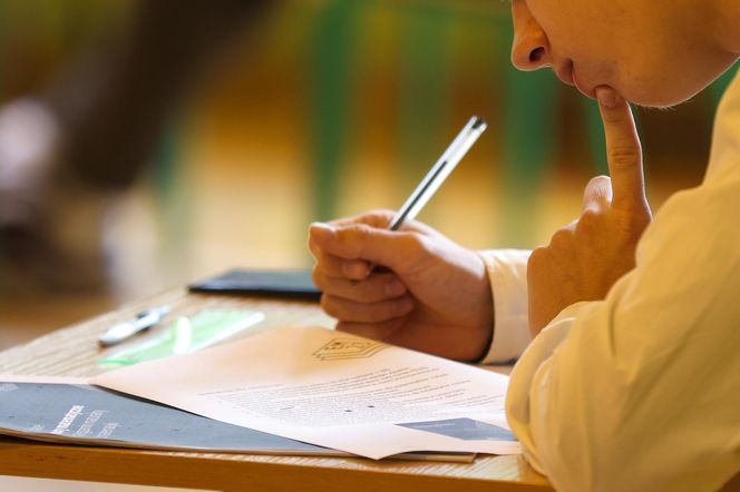 Matura 2026 angielski rozszerzony. Rozprawka i artykuł na arkuszu CKE. Przecieki z X o wypracowaniu