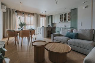 Eleganckie mieszkanie na Jeżycach z zieloną kuchnią. W środku króluje drewno!