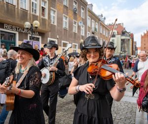 Dni Folkloru w Olsztynie 2025. Ulicami Starego Miasta przeszedł barwny korowód