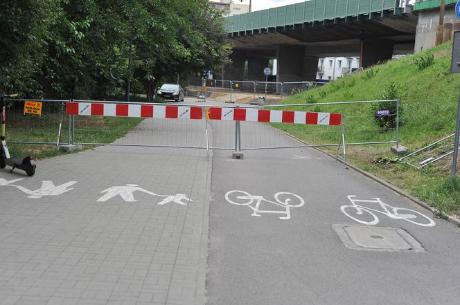 Droga rowerowa grozy przy Trasie Łazienkowskiej. Drogowcy nie chcą nic poprawiać