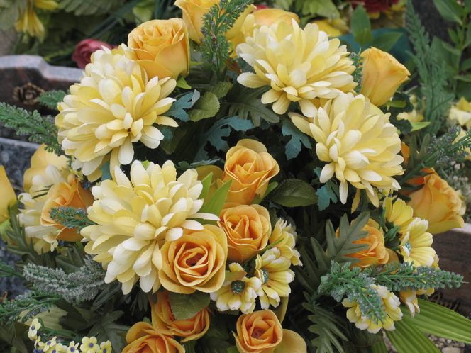 Stroik ze sztucznych kwiatów na cmentarz