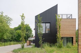 Domy z Żaglami Solarnymi w Krakowie: nietypowe bliźniaki projektu Superhelix