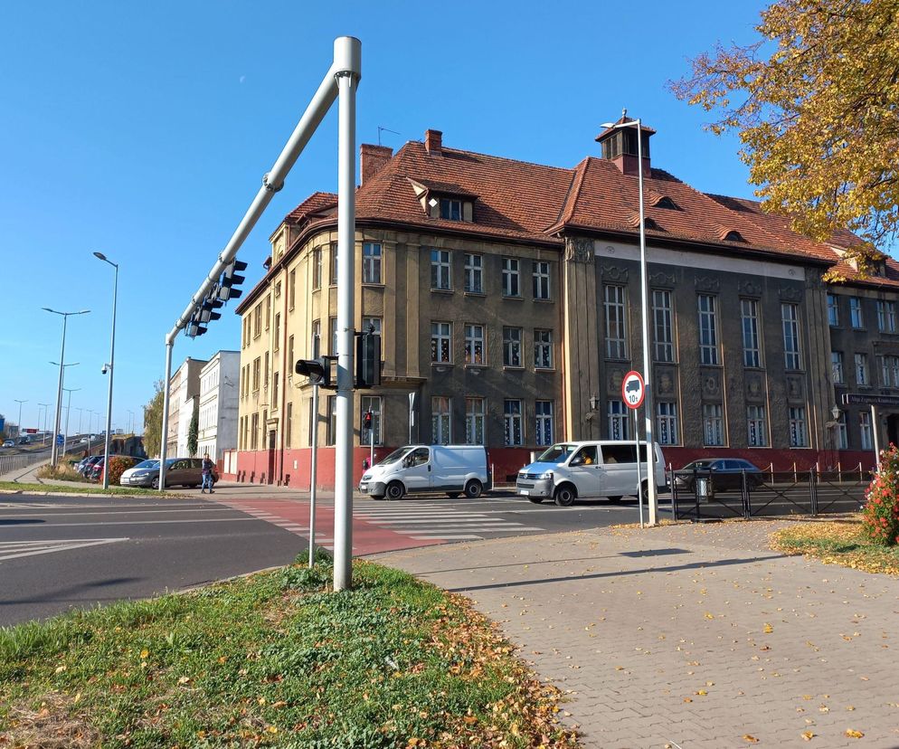 Przed szkołą w centrum Leszna próbowano porwać dziecko? Niepokój po poście w sieci