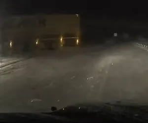 Śnieżyca na autostradzie - ciężarówka wpada w poślizg i staje w poprzek drogi [WIDEO]