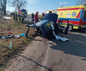 Potworny wypadek pod Siedlcami. Auto rozpadło się na pół!