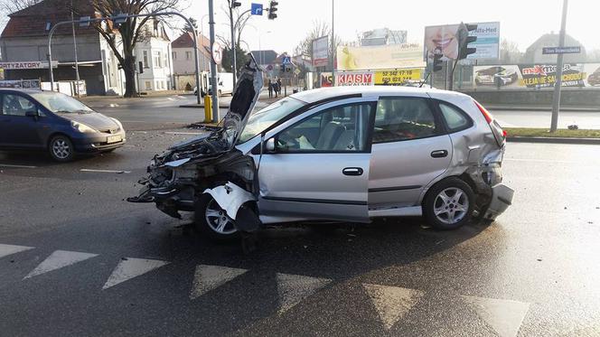 Wypadek na Ogińskiego. Zderzyły się dwa samochody osobowe