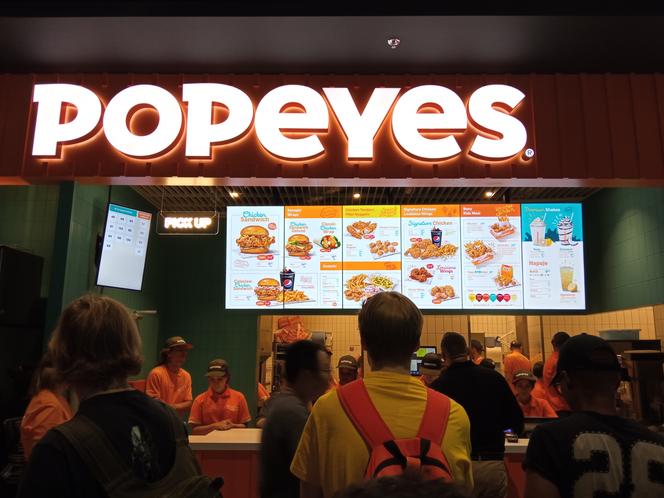 Pierwszy Popeyes w Polsce otwarty! Na pomarańczowym dywanie duża kolejka [ZDJĘCIA]