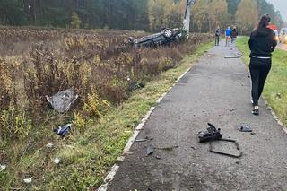 Poważny wypadek w Obrowie. Dachował samochód osobowy. Dwie osoby w szpitalu