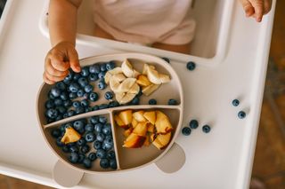 Jak owoce w diecie mogą chronić płuca dziecka przed smogiem?