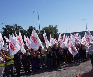 Pikieta pracowników Beko. Pracę straci 1100 osób. „Czujemy się oszukani i sfrustrowani”