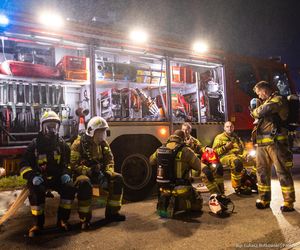 Pożar w Ząbkach. Strażacy przeszukują pogorzelisko