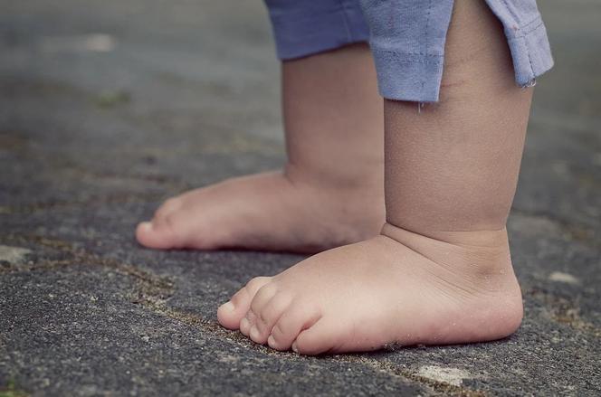 Potrącił roczne dziecko na posesji. Chwile grozy w Przygodziczkach