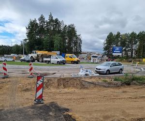 Przebudowywane na rondo skrzyżowanie DK51 z ulicą Wadąską oraz drogą do Osiedla Sterowców