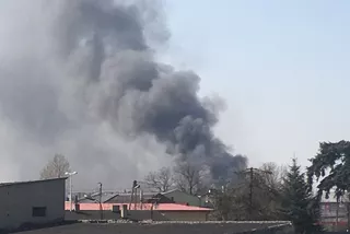 Pożar w fabryce Fameg w Radomsku! Gęste kłęby dymu nad miastem [ZDJĘCIA]