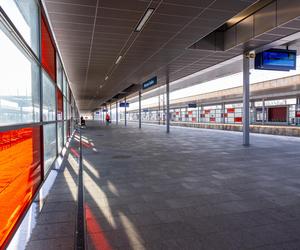 Warszawa Stadion PKP - zdjęcia stacji w kształcie łupiny orzecha