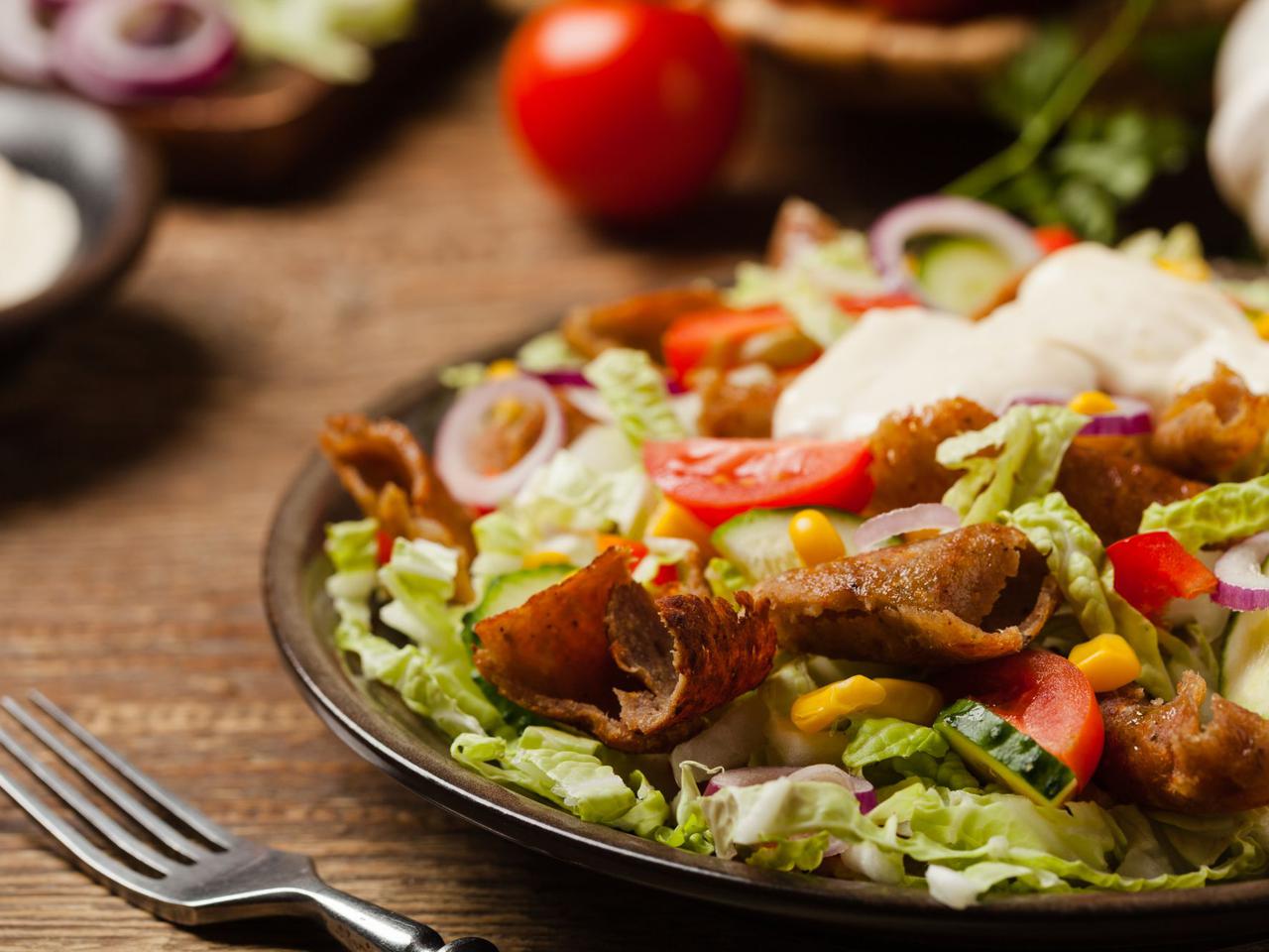 Sałatka gyros z kurczaka: smakowita jak kebab, ale zdrowsza