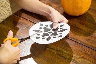 Ażurowy lampion z dyni – instrukcja wykonania (1)